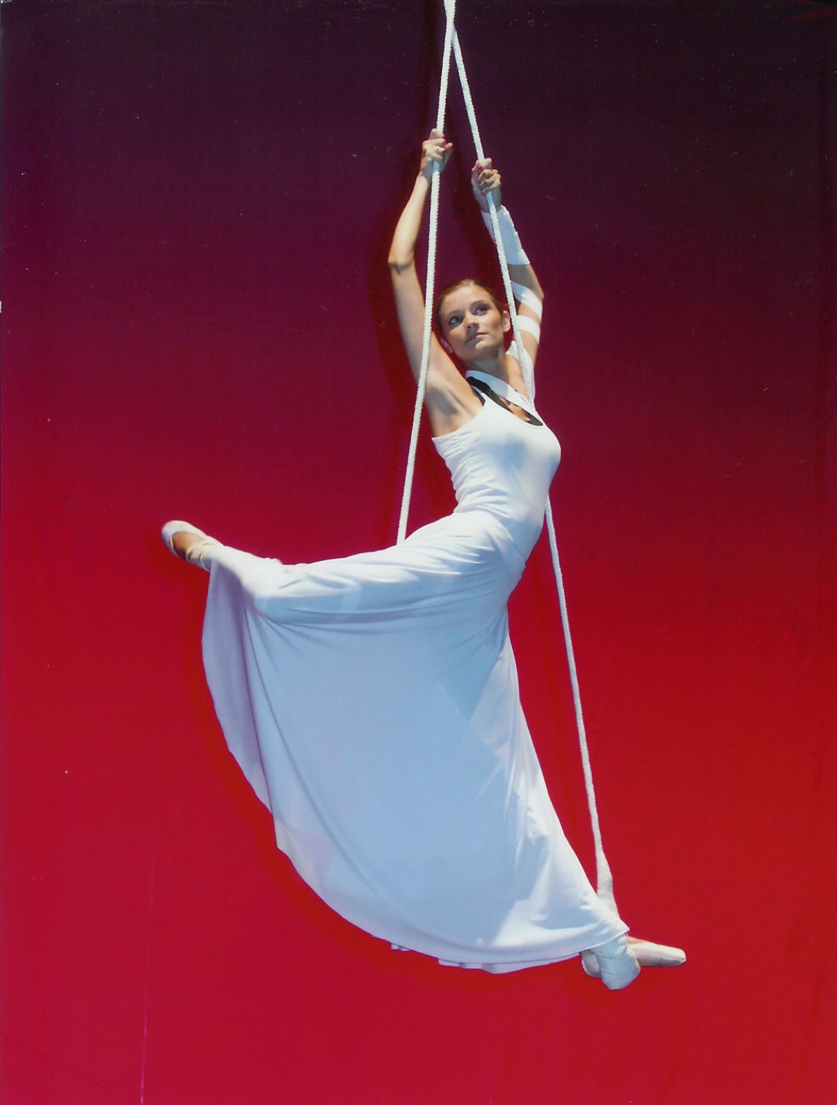 Danza aérea en cuerda, vestido blanco