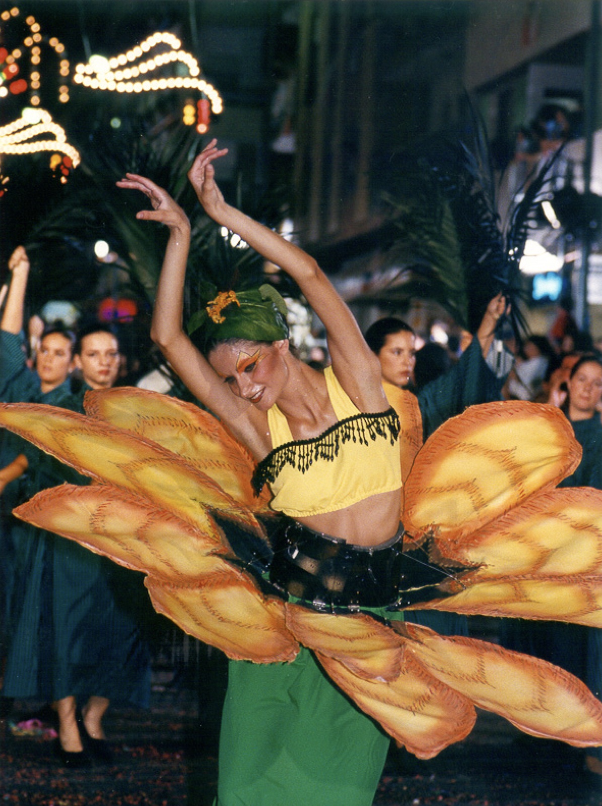 Bailando en el desfile, vestuario de pétalos