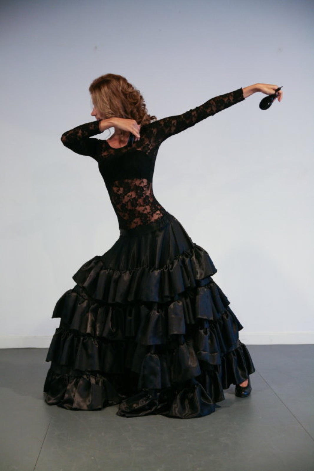 Traje de flamenca con castañuelas
