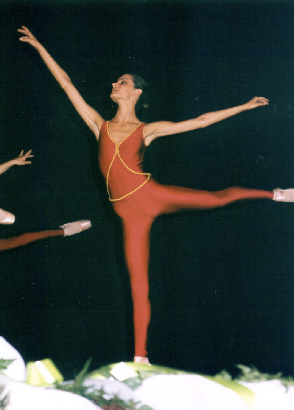 Arabesque en escena, maillot rojo