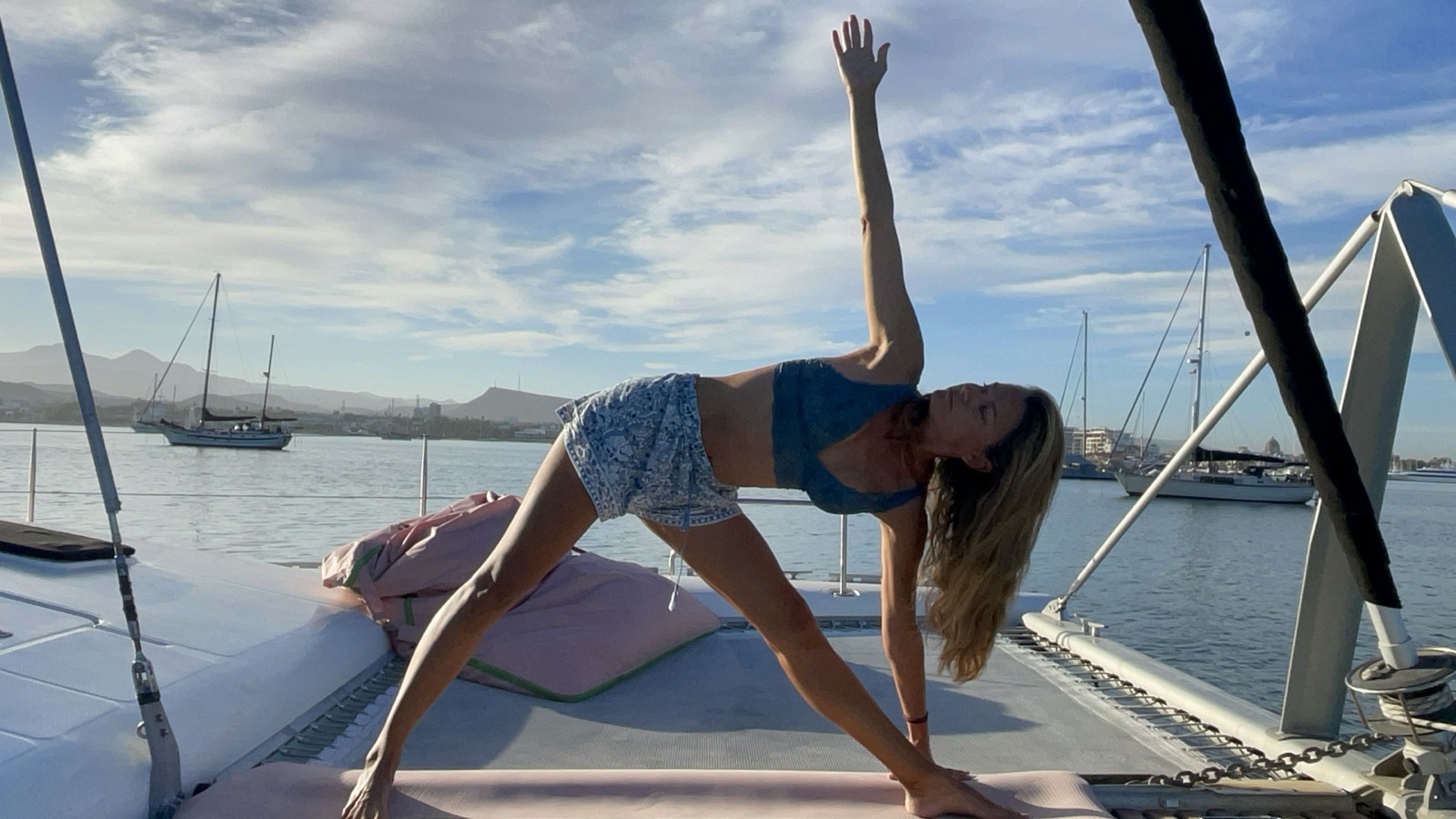 María practicando yoga a bordo